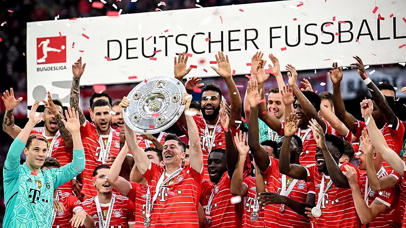 Image of Bayern Munich celebrating winning the Bundesliga trophy